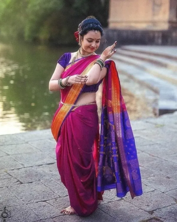 women saree pose